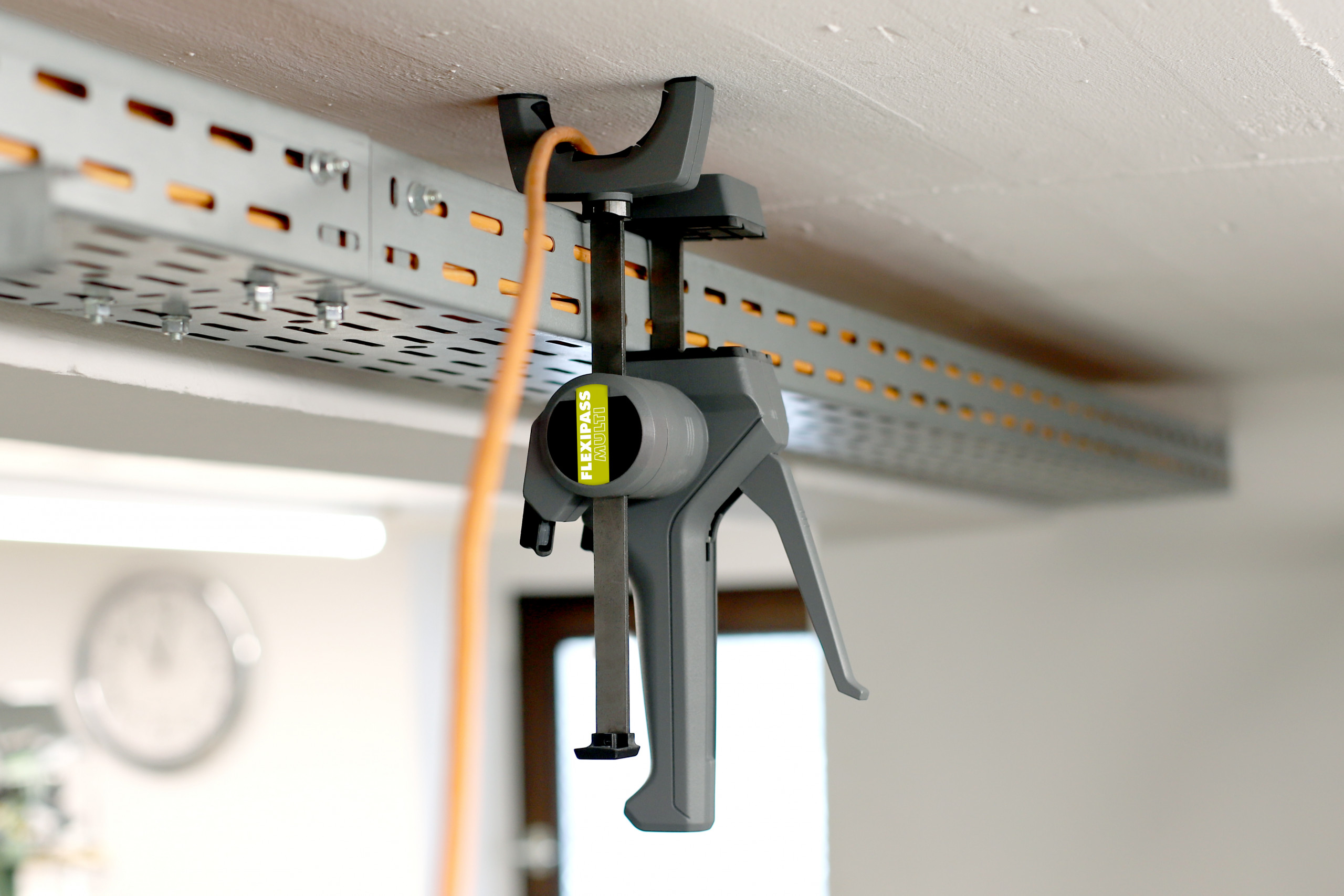 Mit FLEXIPASS MULTI flexibel Kabel ziehen.